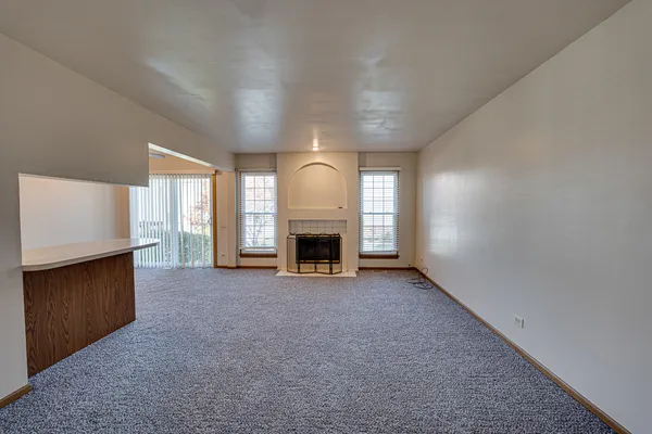 $2,200 | 196 Park Ridge Lane, Aurora, IL 60504