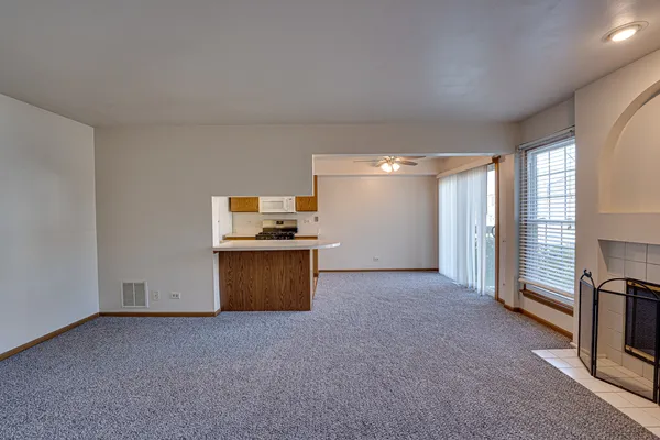 $2,200 | 196 Park Ridge Lane, Aurora, IL 60504