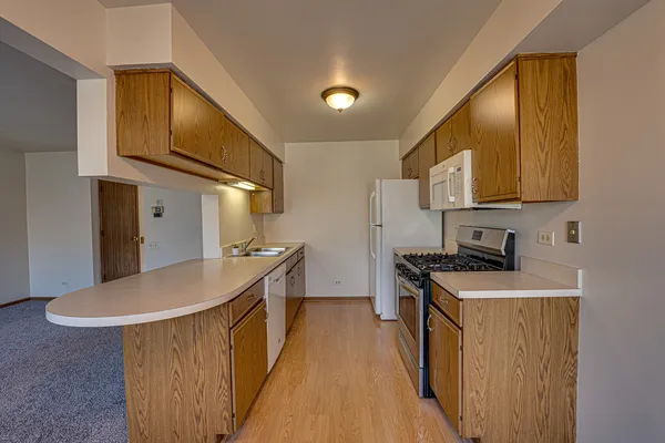 $2,200 | 196 Park Ridge Lane, Aurora, IL 60504