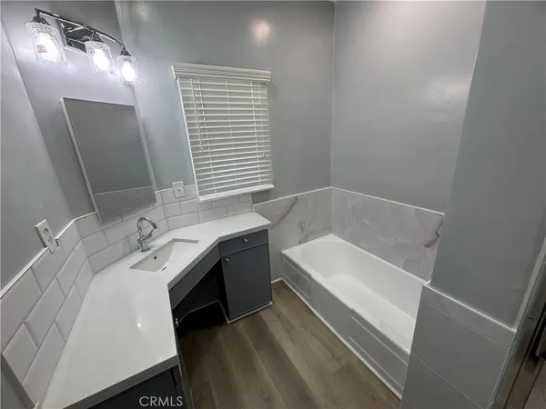 $2,000 | 2830 West 3rd Street, Los Angeles, CA 90057