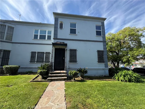 $2,000 | 2830 West 3rd Street, Los Angeles, CA 90057