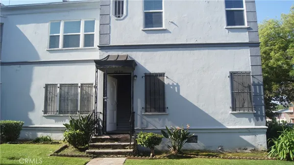 $2,000 | 2830 West 3rd Street, Los Angeles, CA 90057