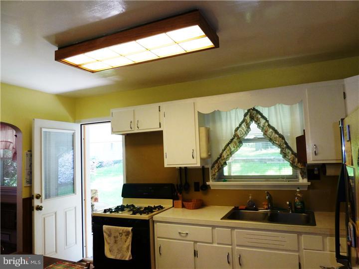 2632 Radcliffe Road Broomall, PA 19008 - Photo 8 of 25 Kitchen