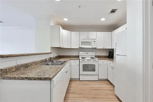 $600 | 1725 Harvey Mitchell Parkway South, Unit 637, College Station, TX 77840