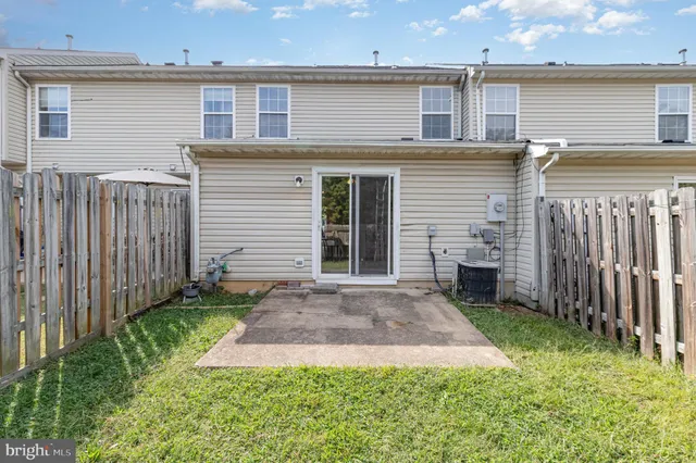 a view of a house with backyard and porch