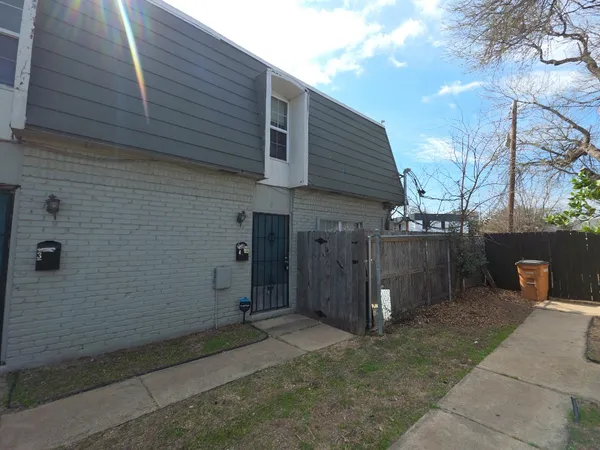 $1,100 | 5808 Wellington Drive, Unit 4, Austin, TX 78723