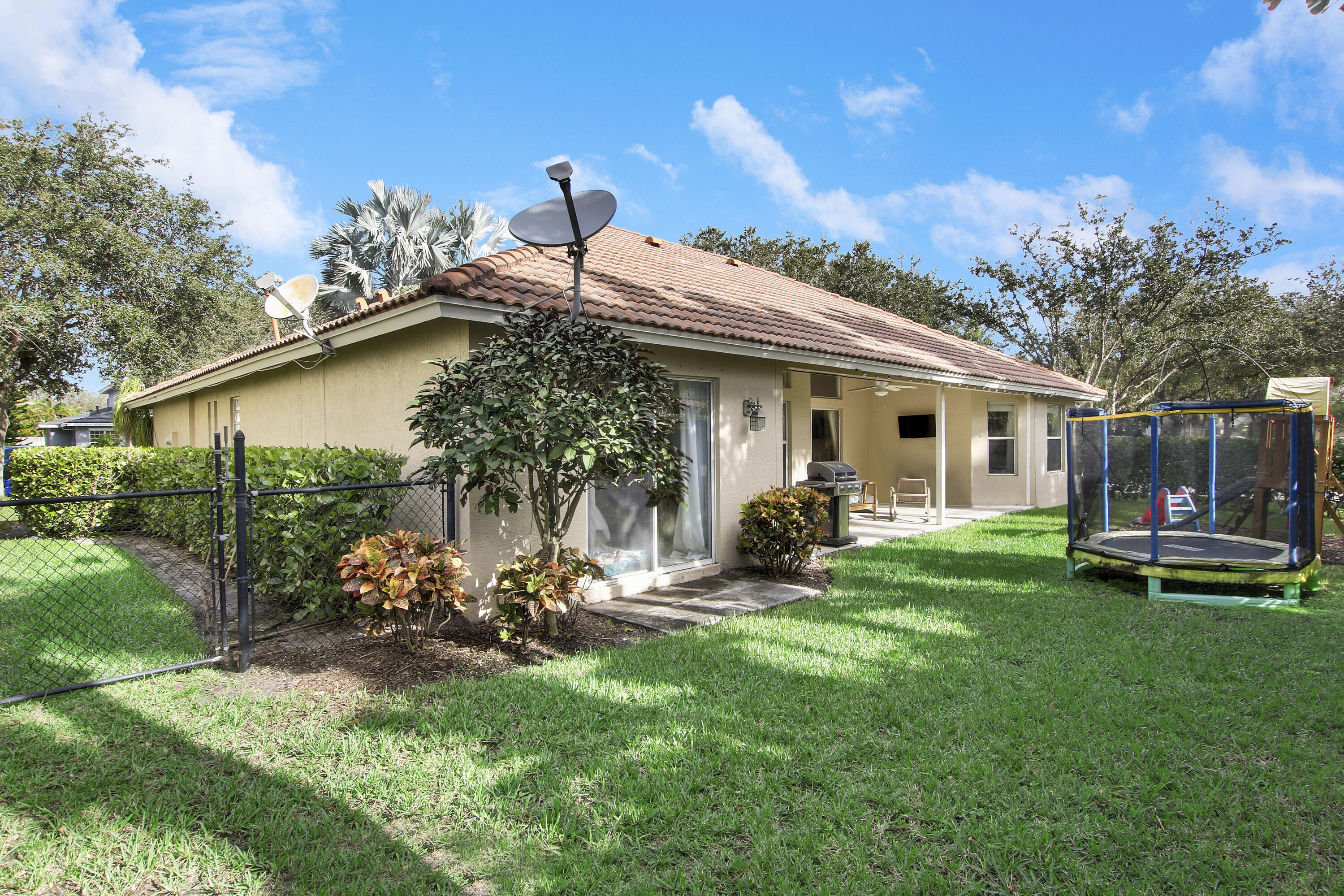 401 Mangrove Point Jupiter, FL 33458 - Photo 19 of 21 Side Yard