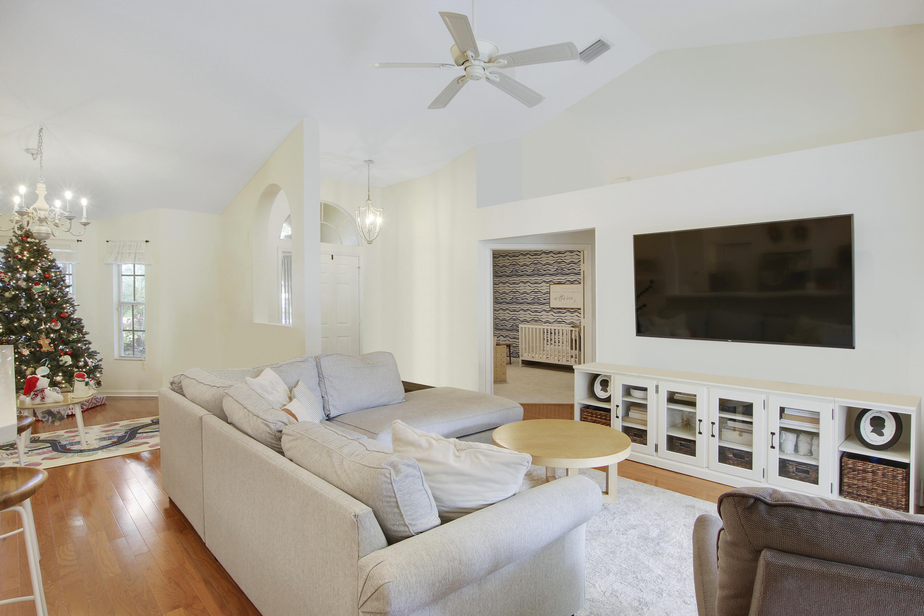 401 Mangrove Point Jupiter, FL 33458 - Photo 5 of 21 Family to entry, vaulted ceiling,