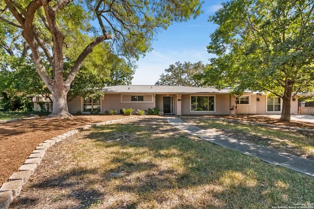 $699,000 | 106 Briarcliff Drive, Castle Hills, TX 78213