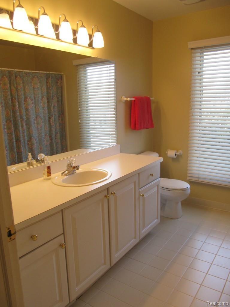 1412 Tulberry Circle Rochester, MI 48306 - Photo 34 of 35 MiddleBath.jpg