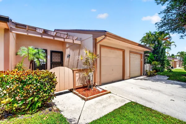 $320,000 | 6 Farnworth Drive, Boynton Beach, FL 33426