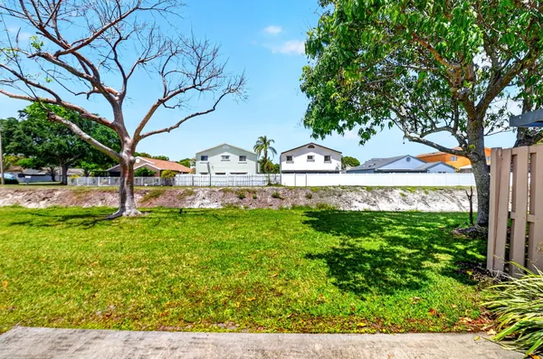 $320,000 | 6 Farnworth Drive, Boynton Beach, FL 33426