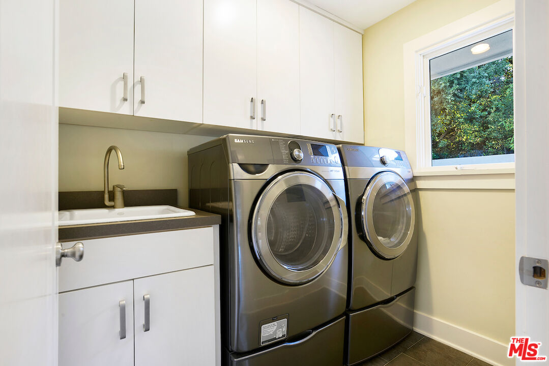 2547 Hutton Drive Beverly Hills, CA 90210 - Photo 15 of 27 a utility room with dryer and washer
