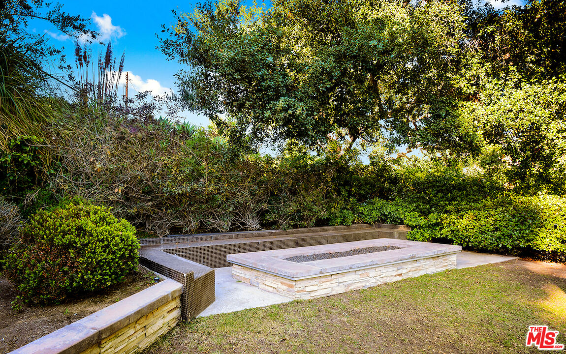 2547 Hutton Drive Beverly Hills, CA 90210 - Photo 26 of 27 a view of a yard with an outdoor space