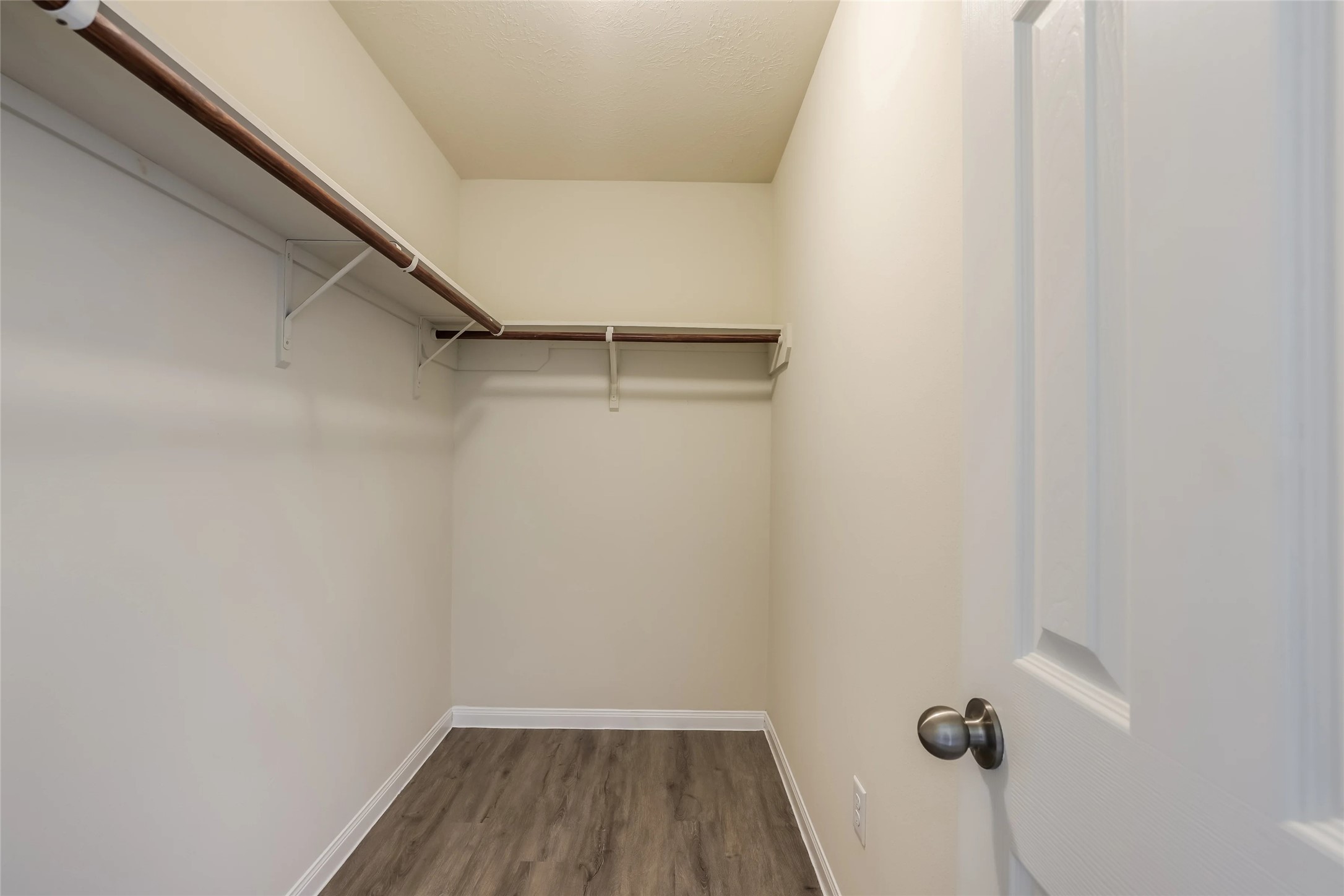 14438 Acuna Lane Houston, TX 77045 - Photo 14 of 15 a view of a room