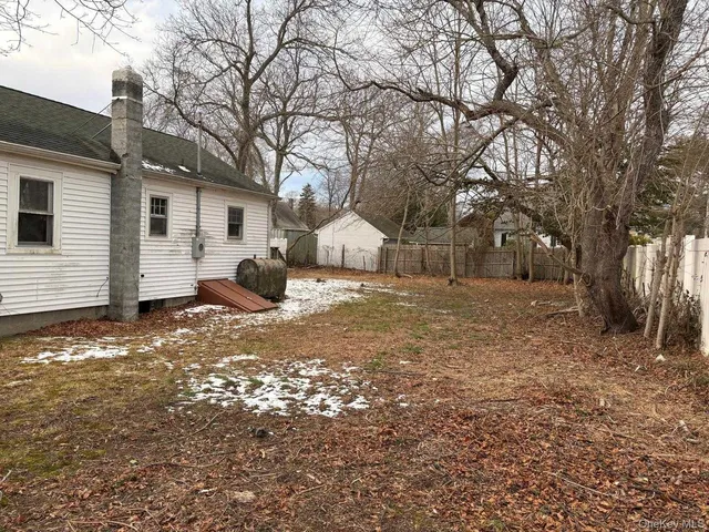 a view of a house with backyard