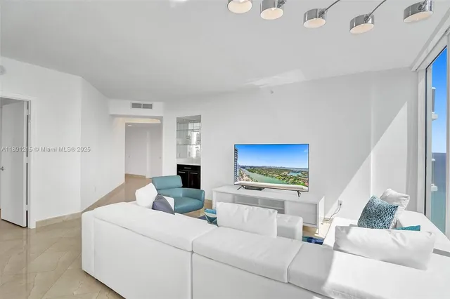 $7,500 | 4779 Collins Avenue, Unit 3705, Miami Beach, FL 33140