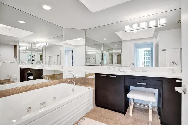 $7,500 | 4779 Collins Avenue, Unit 3705, Miami Beach, FL 33140