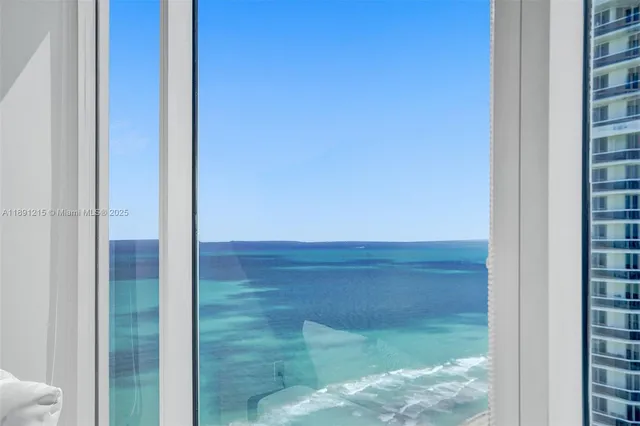 $7,500 | 4779 Collins Avenue, Unit 3705, Miami Beach, FL 33140