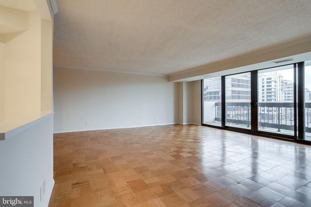 $638,000 | 3800 Fairfax Drive, Unit 306, Arlington, VA 22203