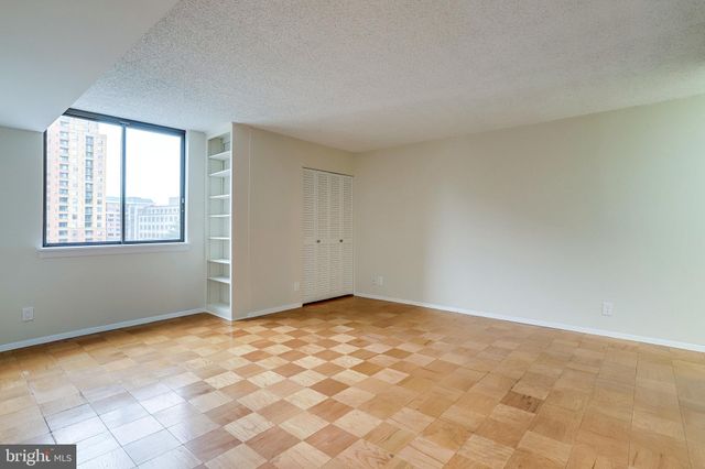 $638,000 | 3800 Fairfax Drive, Unit 306, Arlington, VA 22203