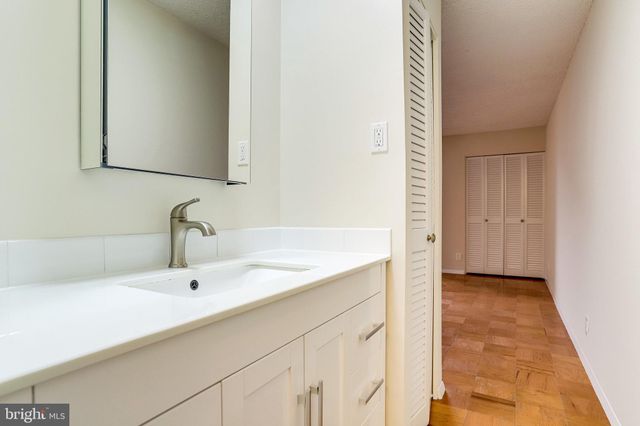 $638,000 | 3800 Fairfax Drive, Unit 306, Arlington, VA 22203
