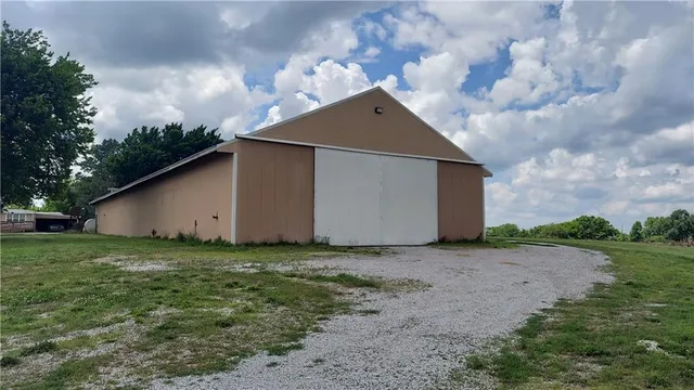 $1,999,950 | 262 East 2100th Road, Wellsville, KS 66092