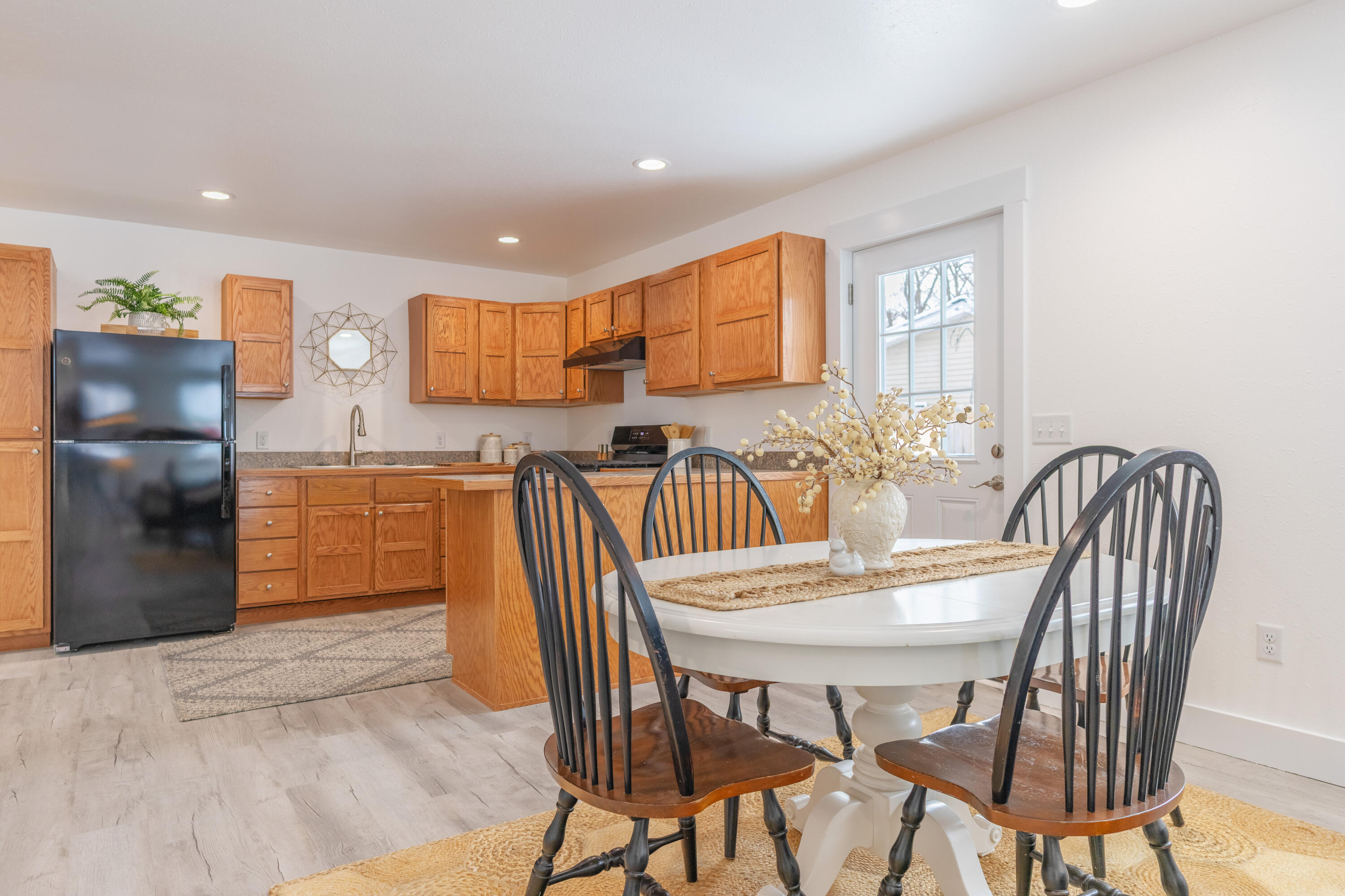 1910 Ramona Avenue Portage, MI 49002 - Photo 7 of 31 Eating Area