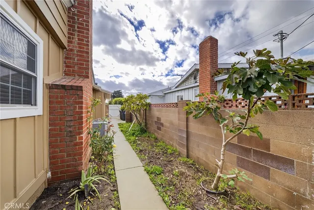 a view of a pathway both side of building