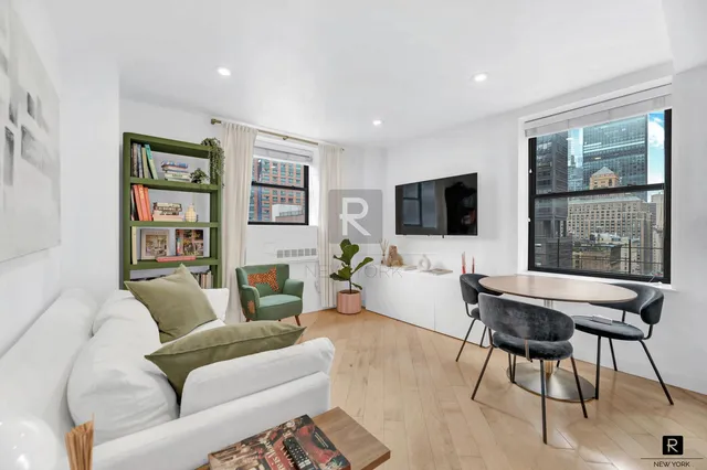 $810,000 | 150 West 51st Street, Unit 1919 | Theater District