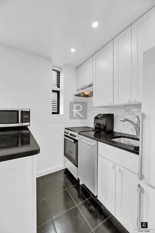 $810,000 | 150 West 51st Street, Unit 1919 | Theater District