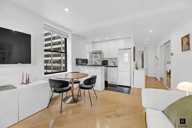 $810,000 | 150 West 51st Street, Unit 1919 | Theater District