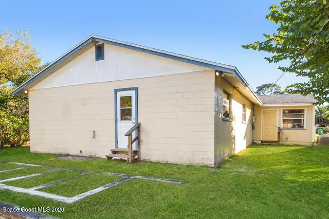 a view of a house with backyard