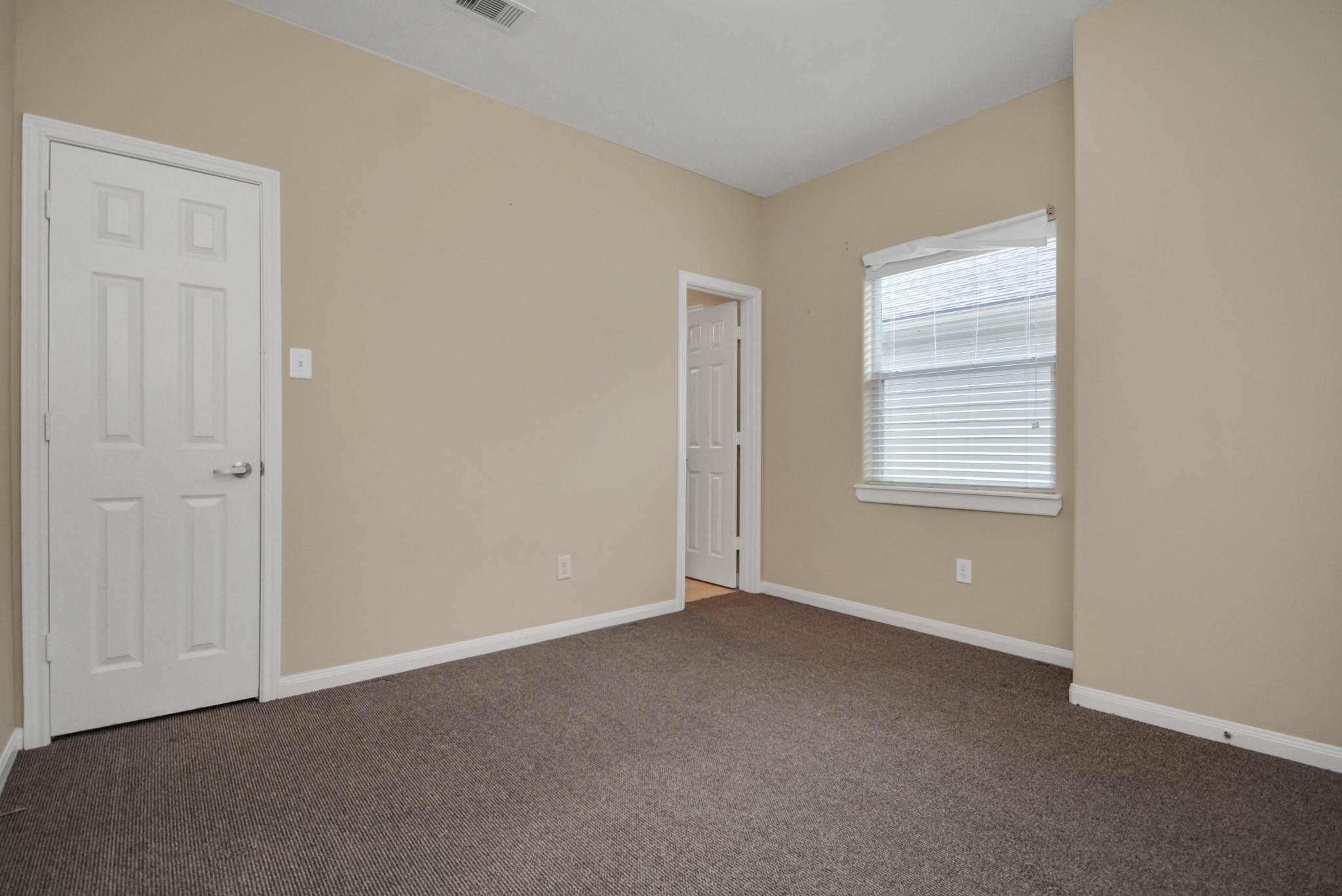 1137 West 24th Street, Unit A Houston, TX 77008 - Photo 31 of 40 a view of an empty room with a window