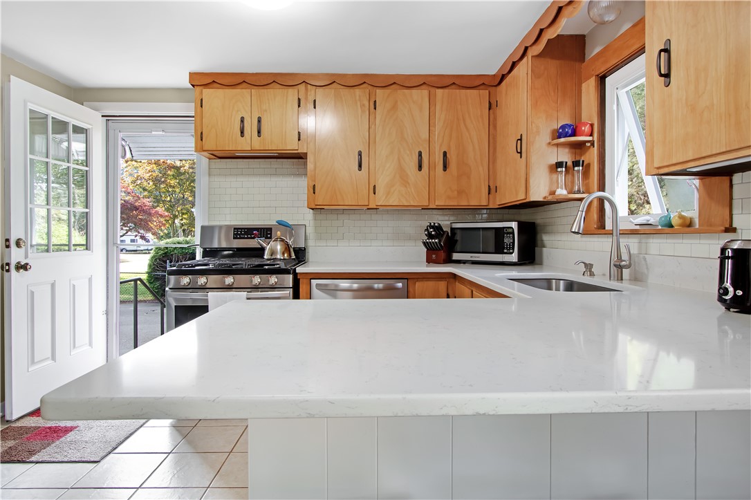 73 Custer Street Warwick, RI 02889 - Photo 10 of 37 Gallery Image 10