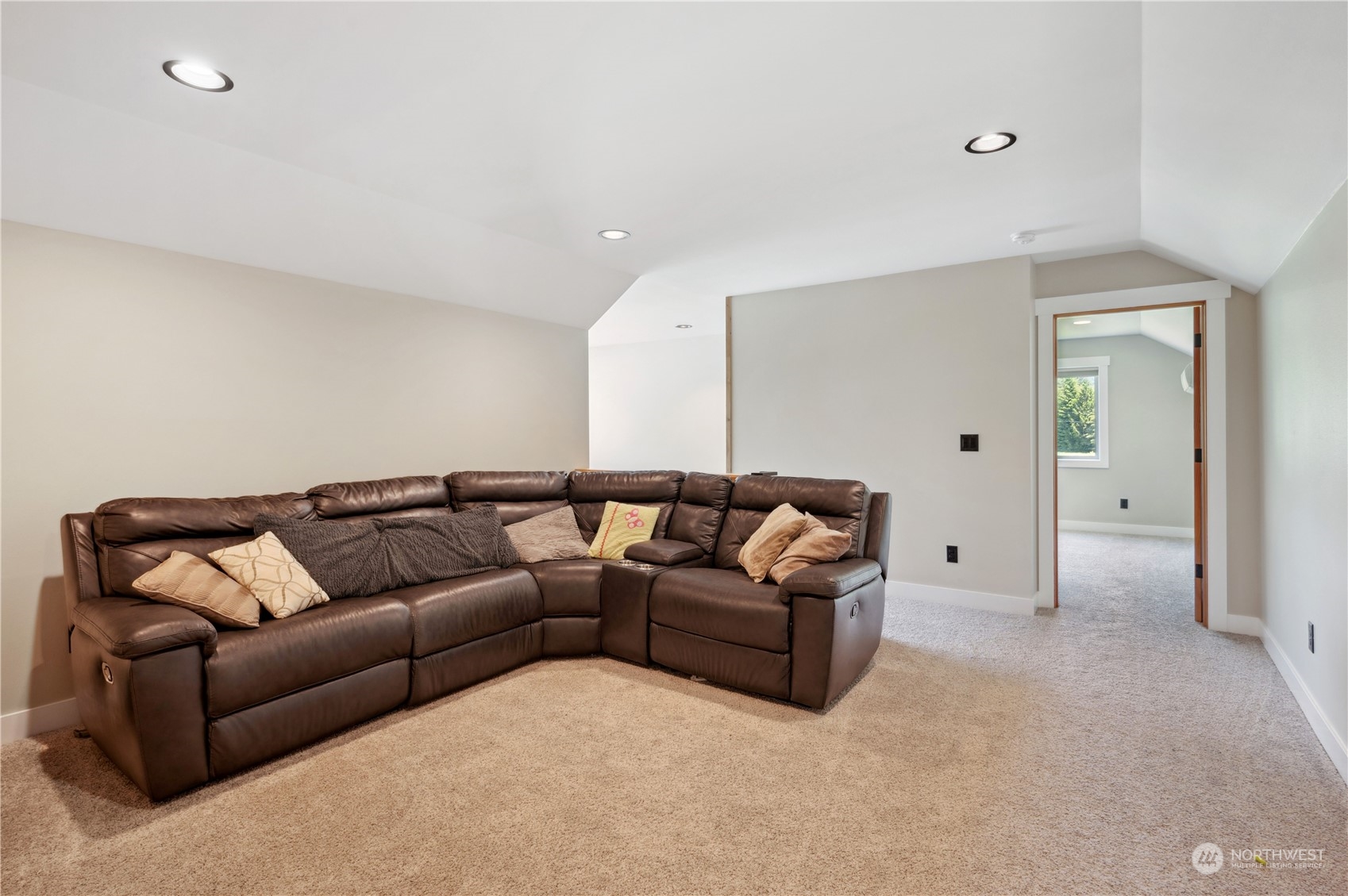 1680 Butler Creek Road Sedro-Woolley, WA 98284 - Photo 28 of 40 a living room with furniture