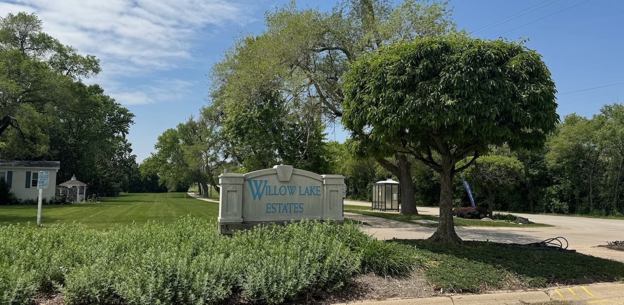 173 Northshore Road Elgin, IL 60123 - Photo 28 of 32 a backyard of a house with fountain and outdoor seating