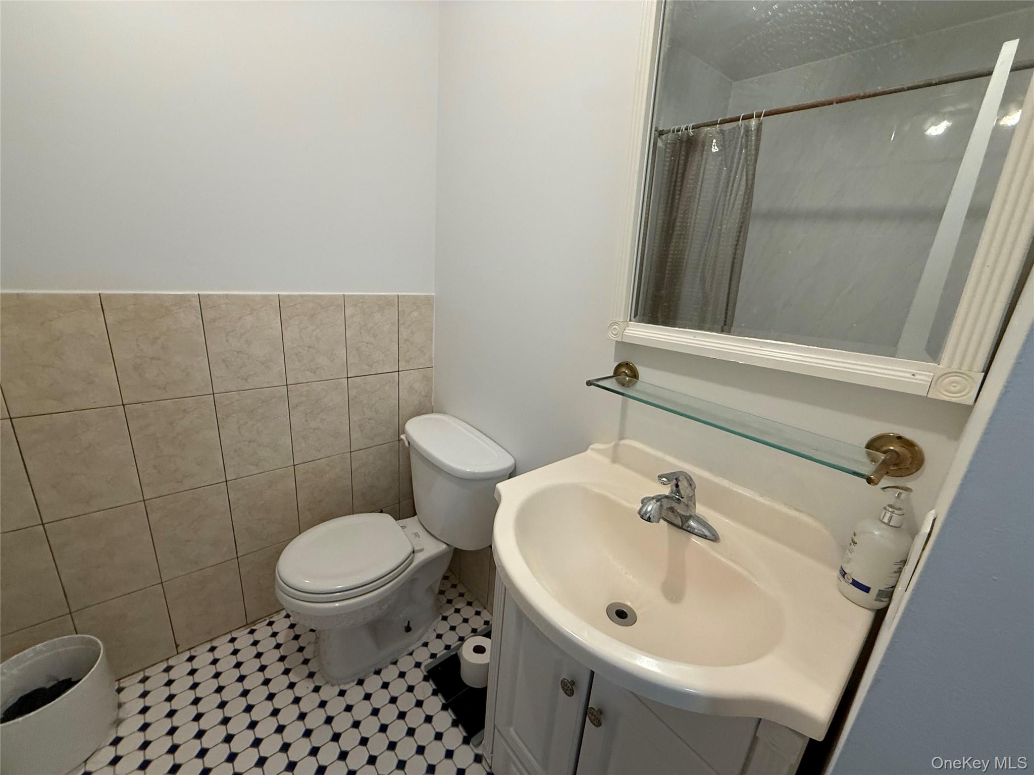 26 Cooper Road, Unit 811 Poughkeepsie, NY 12603 - Photo 7 of 13 Updated main bath