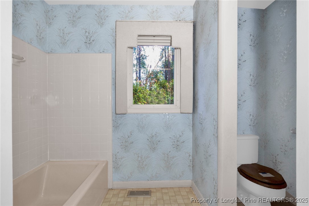 549 Rainforest Road Hope Mills, NC 28348 - Photo 21 of 40 a bathroom with a bathtub