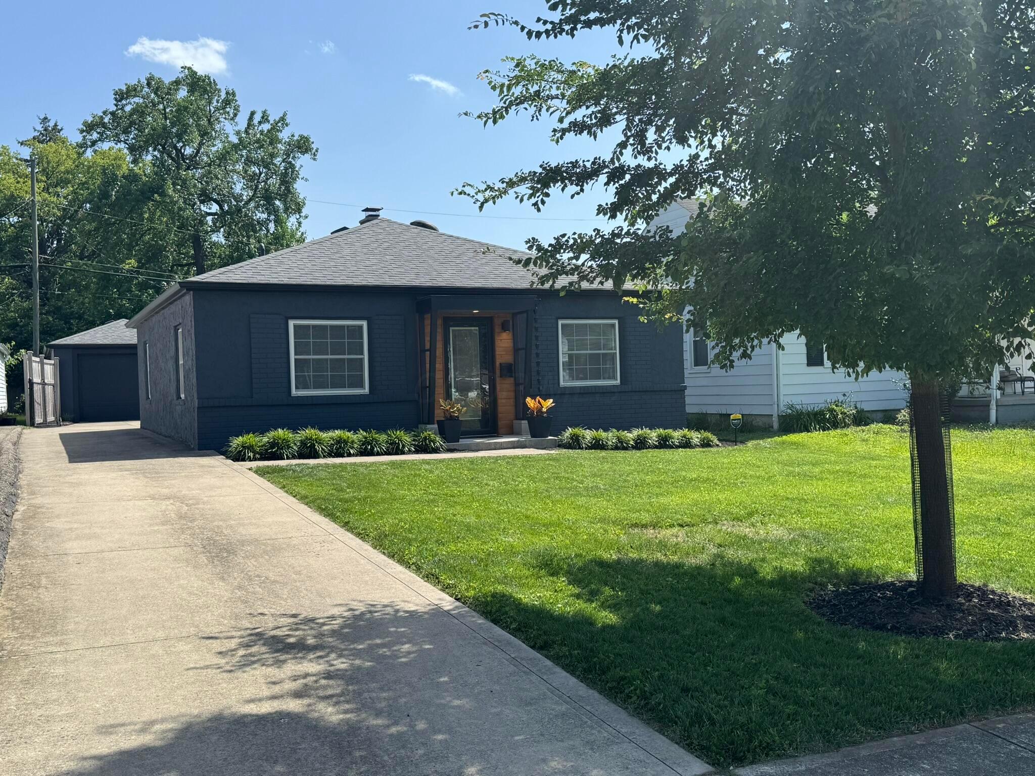 269 Chase Road Columbus, OH 43214 - Photo 2 of 28 Concrete driveway