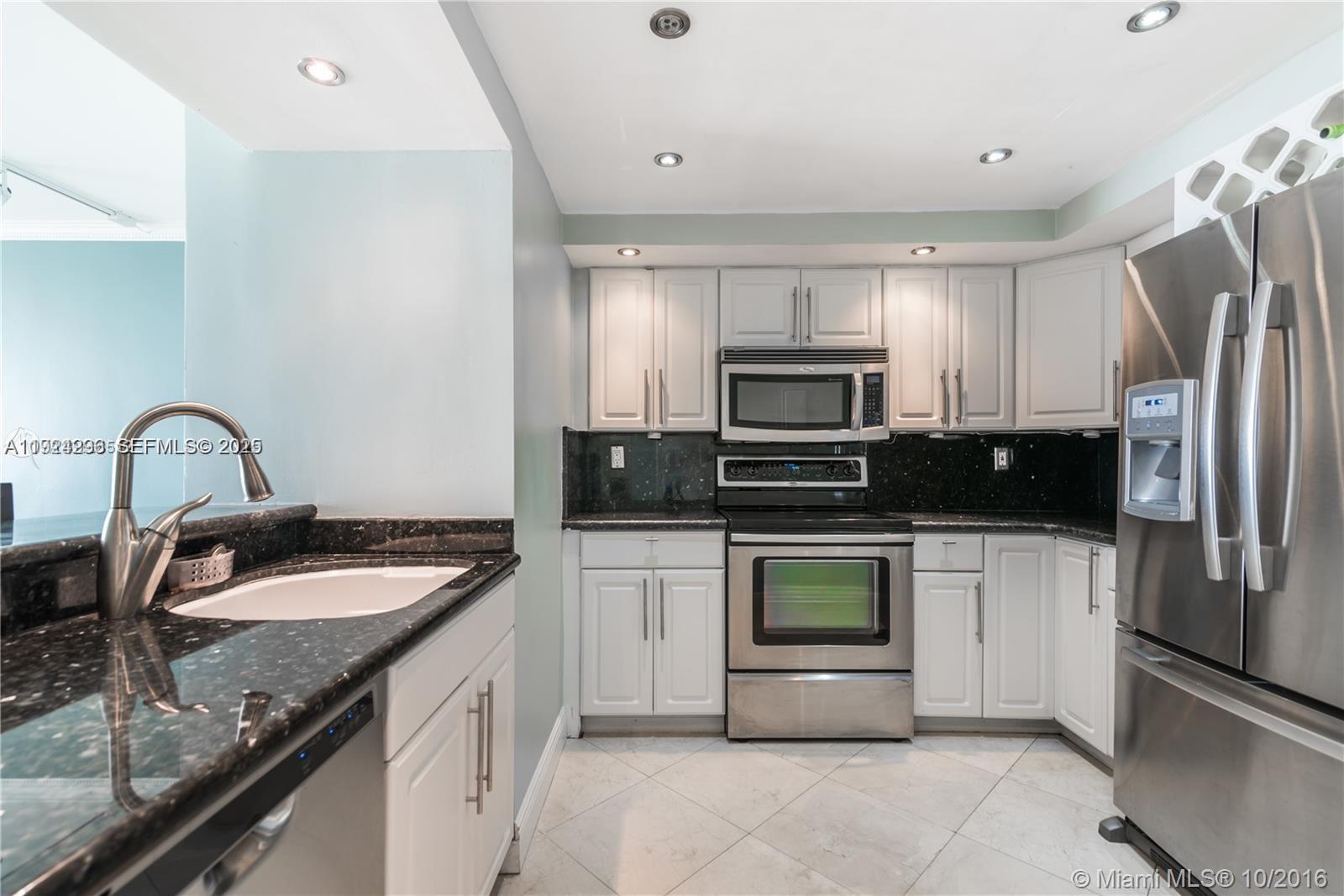 555 Northeast 15th Street, Unit 11J Miami, FL 33132 - Photo 8 of 12