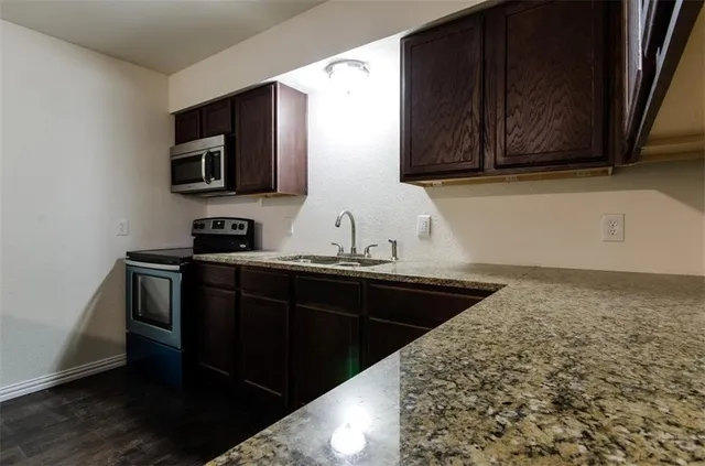 $925 | 5114 Columbia Avenue, Unit 202, Dallas, TX 75214