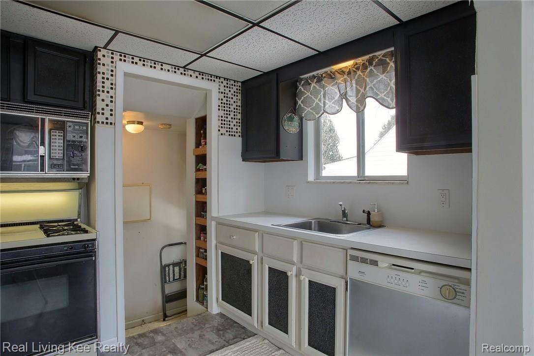 23777 Rausch Avenue Eastpointe, MI 48021 - Photo 6 of 29 Kitchen (53).jpg