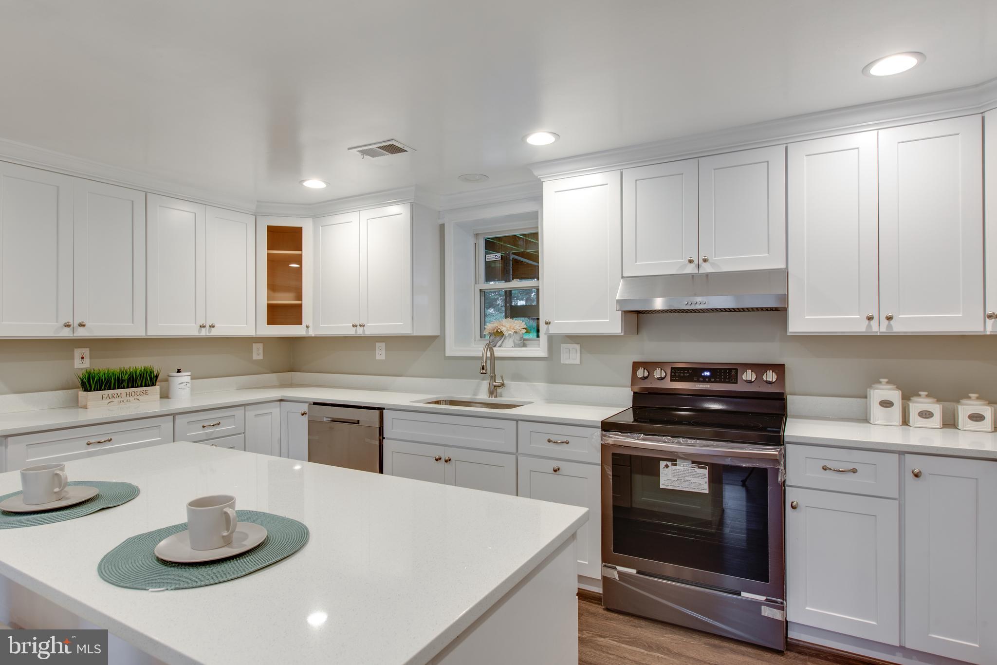 15305 Sweetridge Road Silver Spring, MD 20905 - Photo 13 of 45 Kitchen-Quartz Counter top