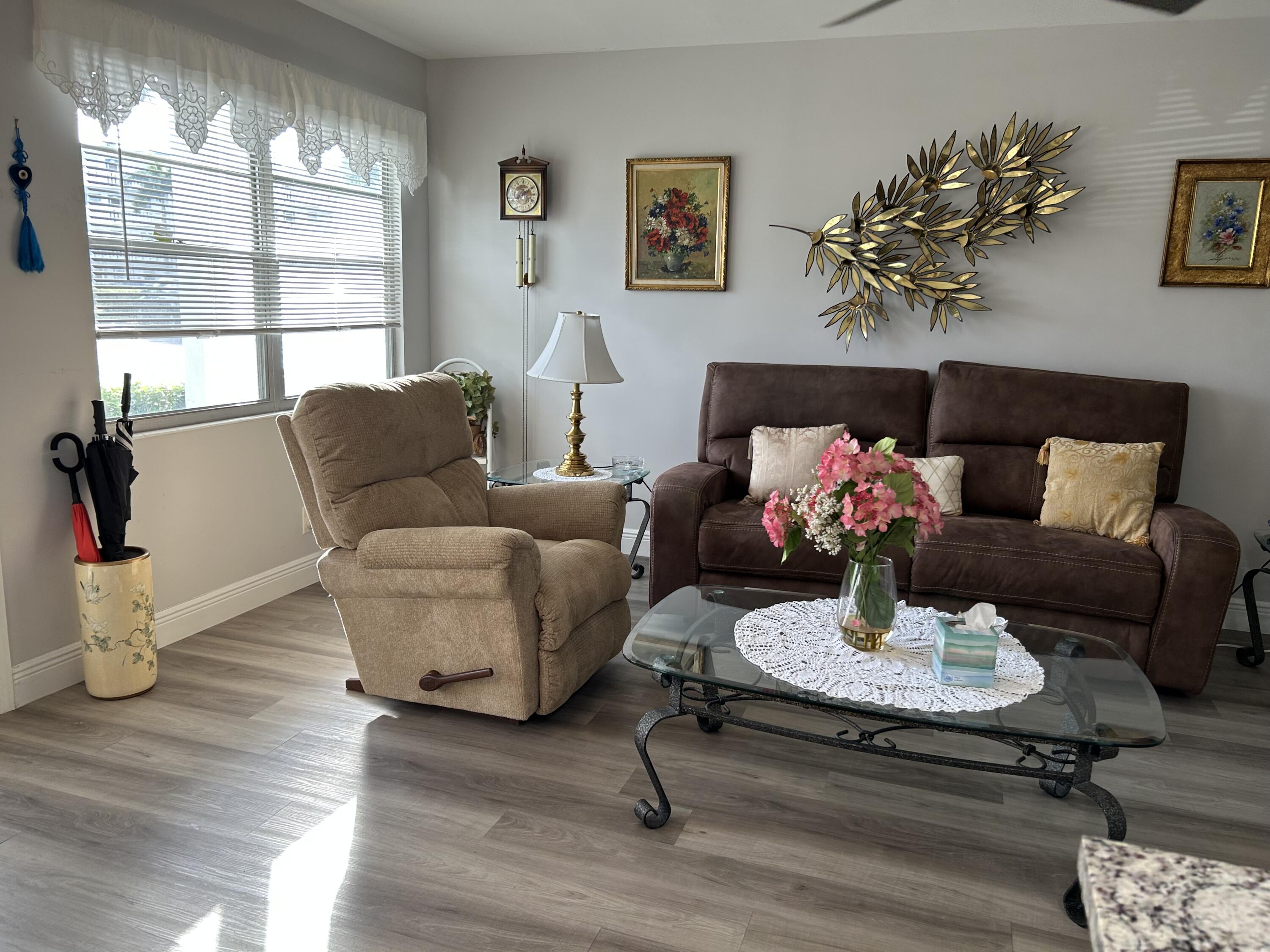 1066 Exeter Boca Raton, FL 33434 - Photo 5 of 20 Living Room