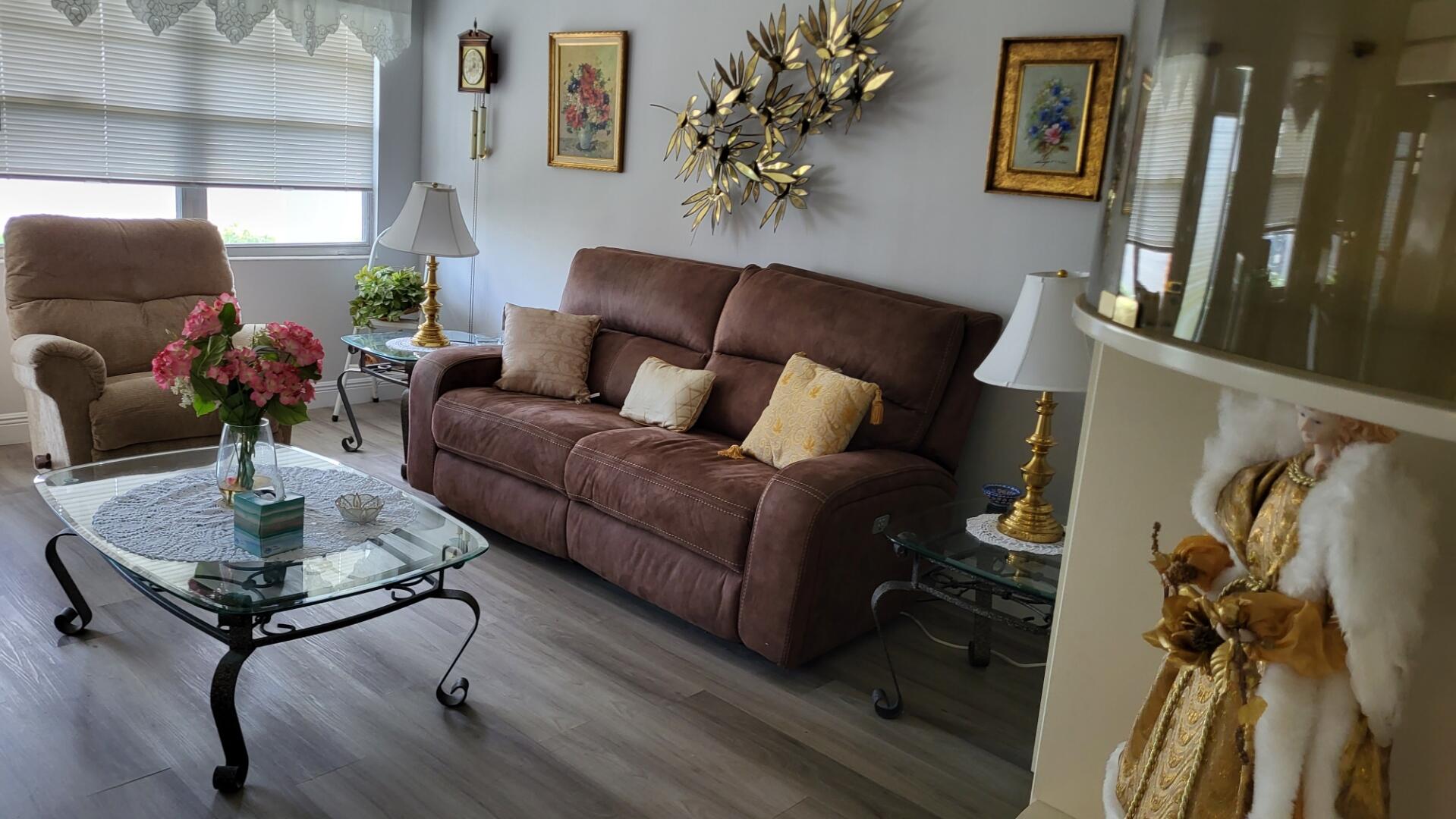 1066 Exeter Boca Raton, FL 33434 - Photo 7 of 20 Living Room