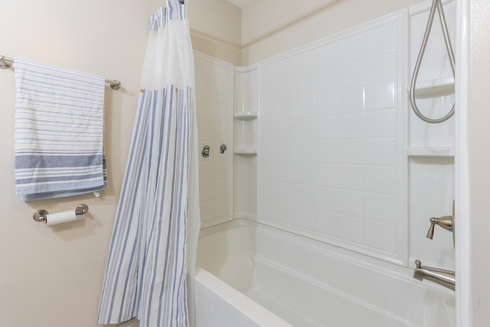 336 Sunset Lane Wheeling, IL 60090 - Photo 11 of 19 a bathroom with a bathtub and a shower