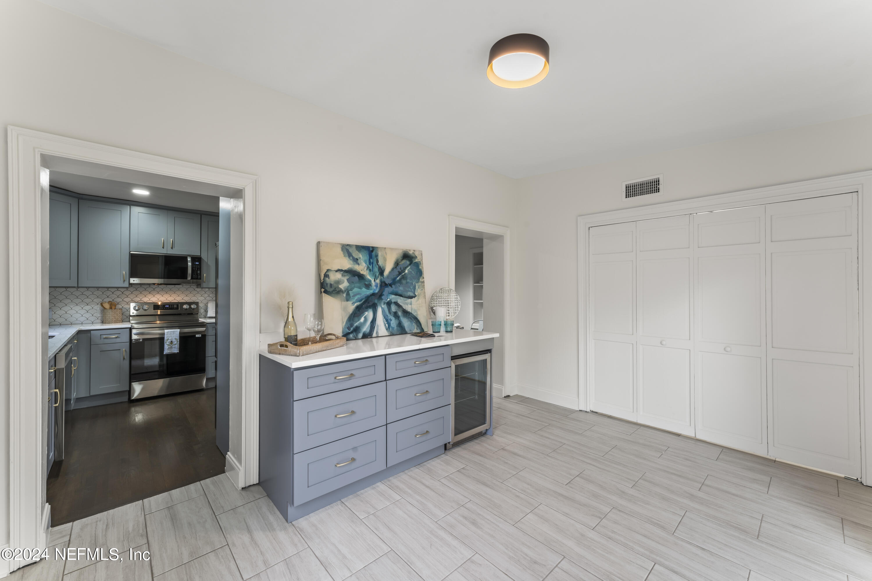 1515 Berwick Road Jacksonville, FL 32207 - Photo 27 of 56 Beverage fridge & storage