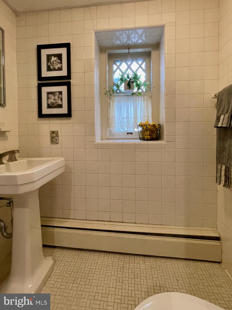 2103 Baynard Boulevard Wilmington, DE 19802 - Photo 26 of 75 1st Floor Powder Room off the Foyer