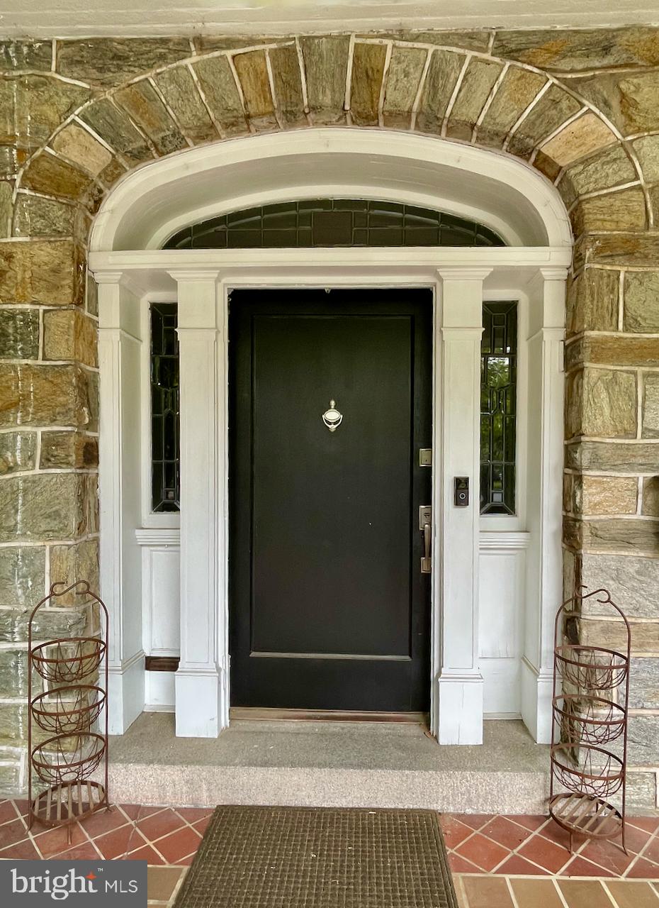 2103 Baynard Boulevard Wilmington, DE 19802 - Photo 7 of 75 Classic Doorway with Leaded Glass Archway